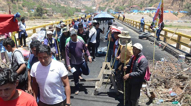 Cochabamba aislada por bloqueos, sin viajes y con menos 70% del transporte