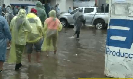 A pesar de la lluvia las filas en Emapa persisten