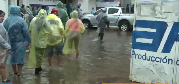 A pesar de la lluvia las filas en Emapa persisten