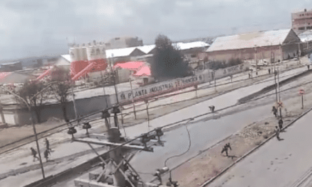 Uniformados y presuntos contrabandistas se enfrentan en la ciudad de El Alto