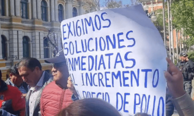 Comerciantes de carne de pollo y cerdo en La Paz protestan por el alza de precios y piden control al contrabando