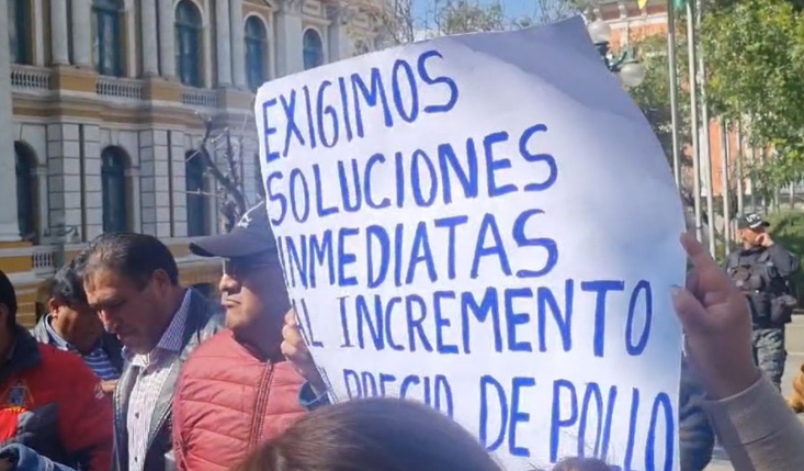 Comerciantes de carne de pollo y cerdo en La Paz protestan por el alza de precios y piden control al contrabando