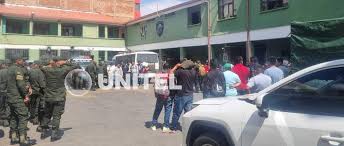 100% de los policías del trópico se repliegan hacia Cochabamba y se suspende la atención en los bancos de esta región