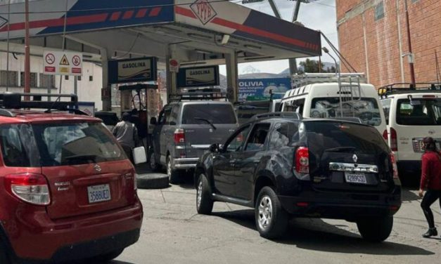 La Paz: Vuelven las filas por combustible; la ANH lo atribuye a la sobredemanda