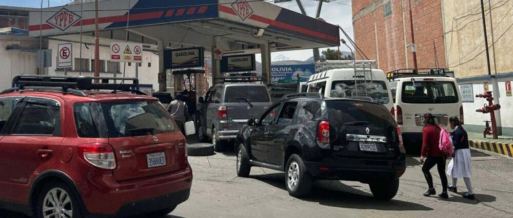 La Paz: Vuelven las filas por combustible; la ANH lo atribuye a la sobredemanda