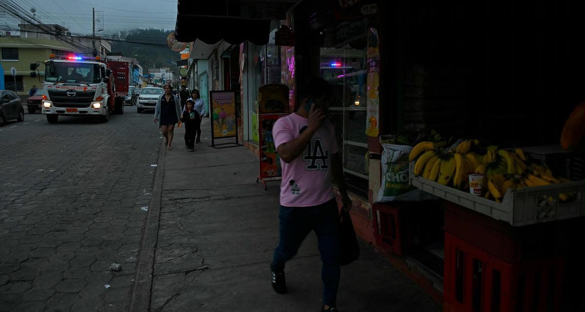 Ecuador mantendrá apagones eléctricos de hasta 14 horas al día por la sequía que afecta al país