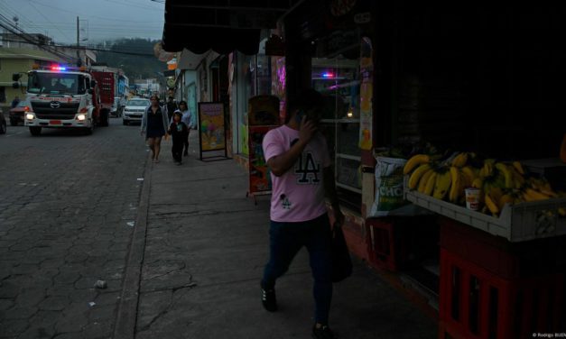 Ecuador mantendrá apagones eléctricos de hasta 14 horas al día por la sequía que afecta al país