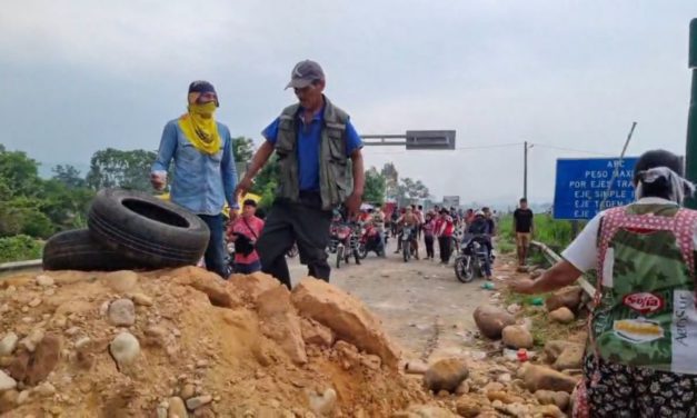 Tensión en el puente Ichilo: ‘Evistas’ chocan con la Policía y retoman bloqueo