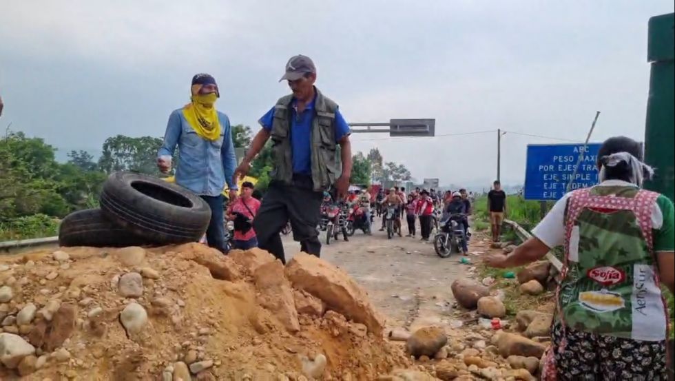 Tensión en el puente Ichilo: ‘Evistas’ chocan con la Policía y retoman bloqueo