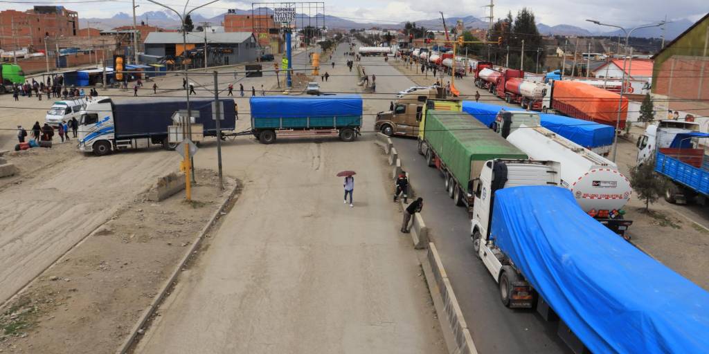 Transporte pesado anuncia bloqueos a nivel nacional debido a la escasez de combustible.