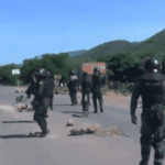 Contingente policial ya llegó al punto de bloqueo en la carretera en Mairana