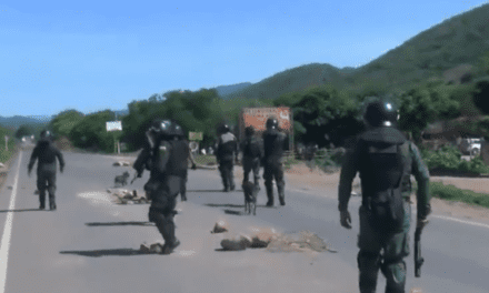 Contingente policial ya llegó al punto de bloqueo en la carretera en Mairana