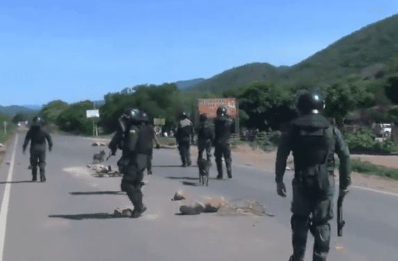 Contingente policial ya llegó al punto de bloqueo en la carretera en Mairana