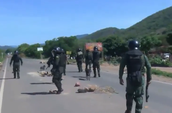 Contingente policial ya llegó al punto de bloqueo en la carretera en Mairana