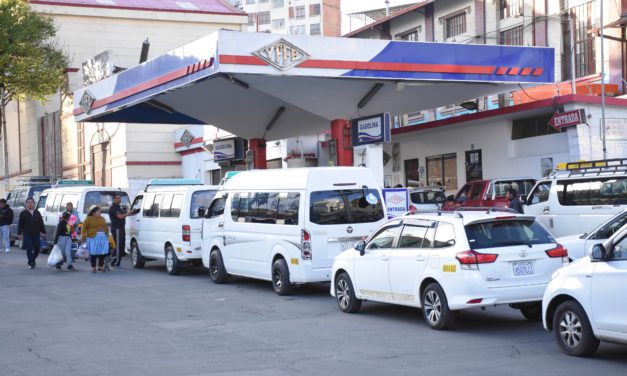 Filas por combustible y el Gobierno anuncia la movilización de 2.500 cisternas