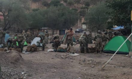 Policías y militares resguardan el paso en la vía que conecta Cochabamba con el occidente