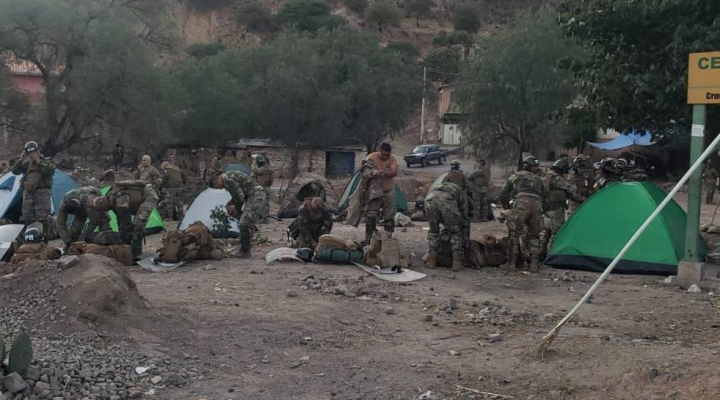 Policías y militares resguardan el paso en la vía que conecta Cochabamba con el occidente