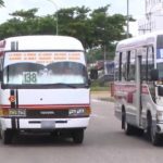 Los conductores de microbuses dan marcha atrás y mantienen el pasaje en Bs 2