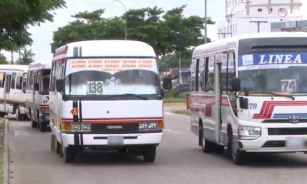 Los conductores de microbuses dan marcha atrás y mantienen el pasaje en Bs 2