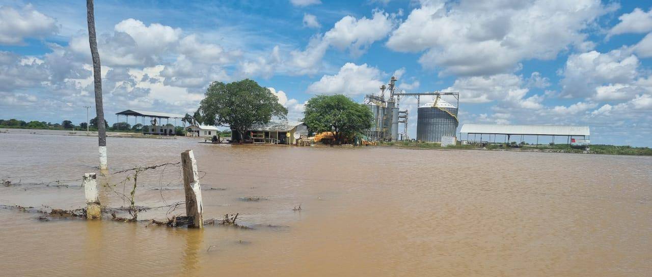 Hay cerca de un centenar de familias afectadas por inundaciones en San Julián y se habilitaron desvíos por la destrucción de la carretera