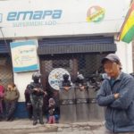 “No hay arroz”: Vecinos se quejan por la falta del producto en oficinas de Emapa, que son resguardadas por la Policía