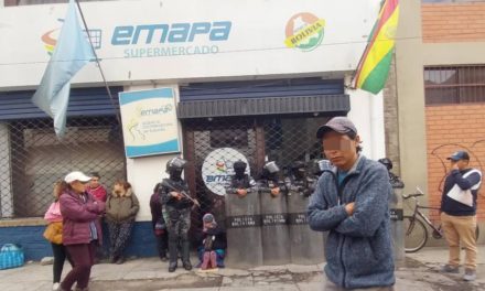 “No hay arroz”: Vecinos se quejan por la falta del producto en oficinas de Emapa, que son resguardadas por la Policía