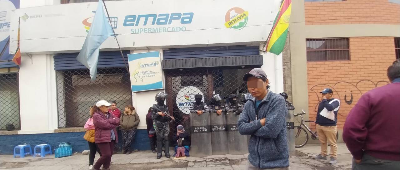 “No hay arroz”: Vecinos se quejan por la falta del producto en oficinas de Emapa, que son resguardadas por la Policía