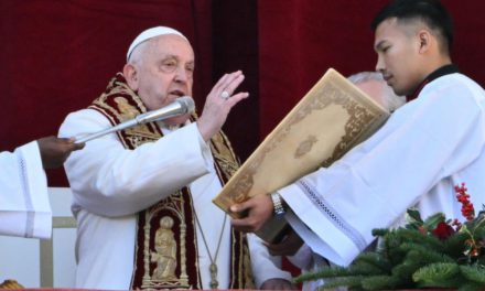 El papa Francisco pidió silenciar las armas en Medio Oriente durante la celebración del día de Navidad: “Que cese el fuego y se liberen los rehenes”