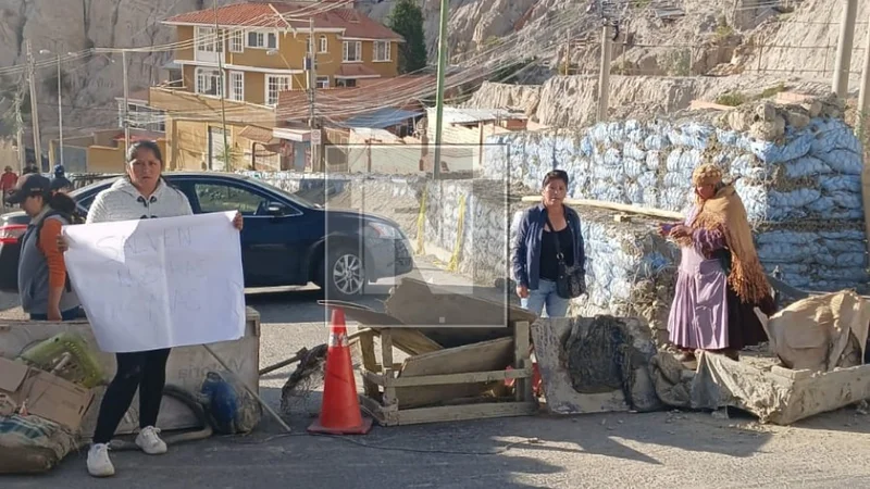 Damnificados por la mazamorra en Bajo Llojeta bloquean la av. Los Sargentos