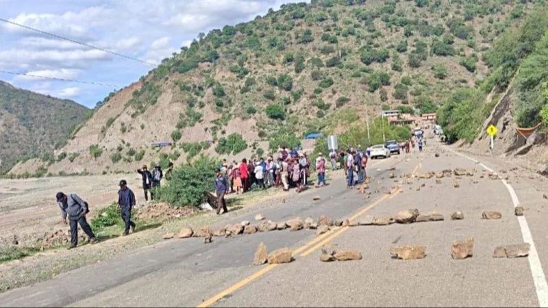 Chuquisaca: Comunarios protestan contra otorgación de licencias a mineras; bloquean ruta a Santa Cruz y Cochabamba