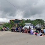 Cocaleros bloquean carretera en defensa de Evo Morales