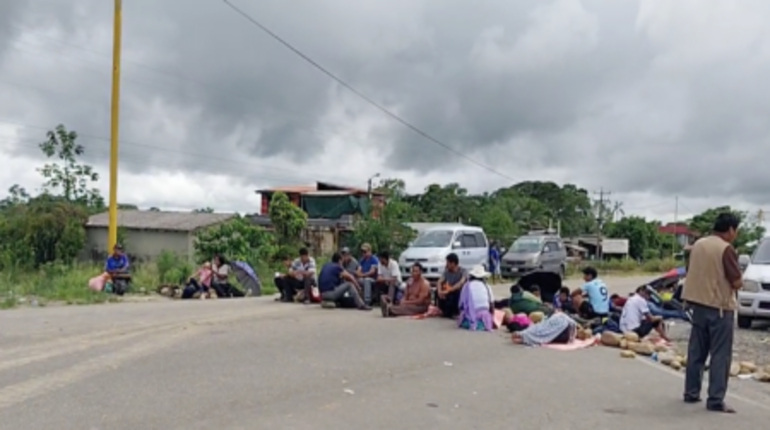 Cocaleros bloquean carretera en defensa de Evo Morales