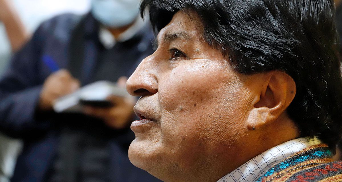 Evo Morales recibe protección de cocaleros del Trópico tras orden de captura