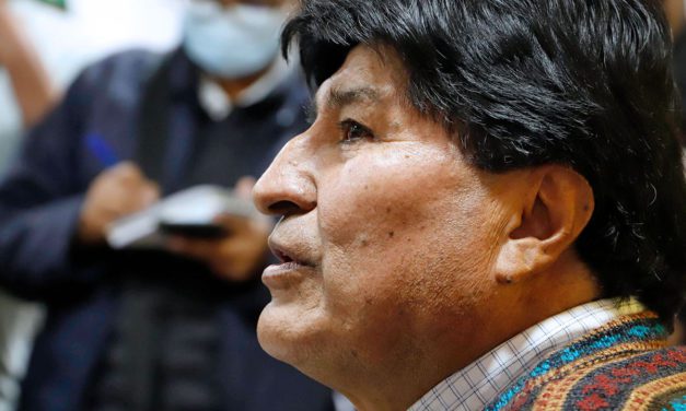 Evo Morales recibe protección de cocaleros del Trópico tras orden de captura