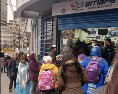 Largas filas y reclamos por aceite en Emapa