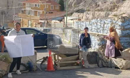 Damnificados de Bajo Llojeta bloquean avenida en La Paz exigiendo acción ante desastre