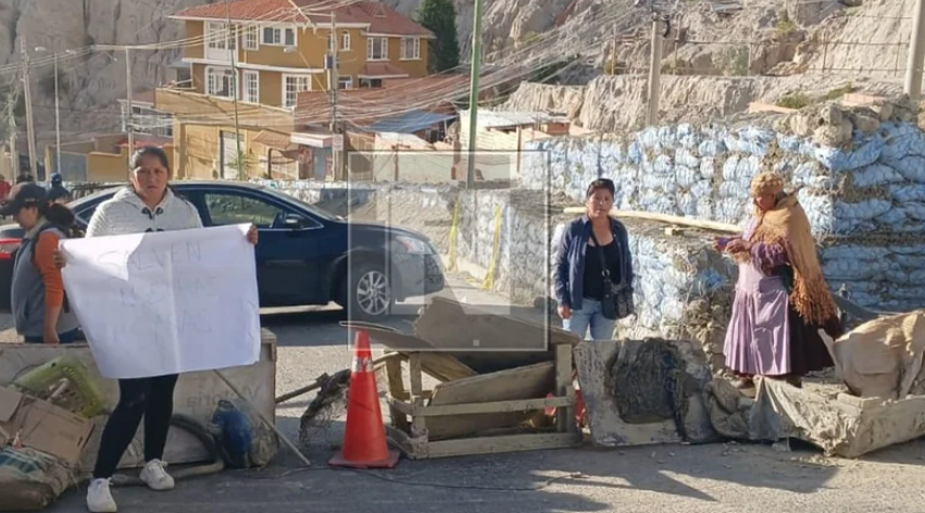 Damnificados de Bajo Llojeta bloquean avenida en La Paz exigiendo acción ante desastre