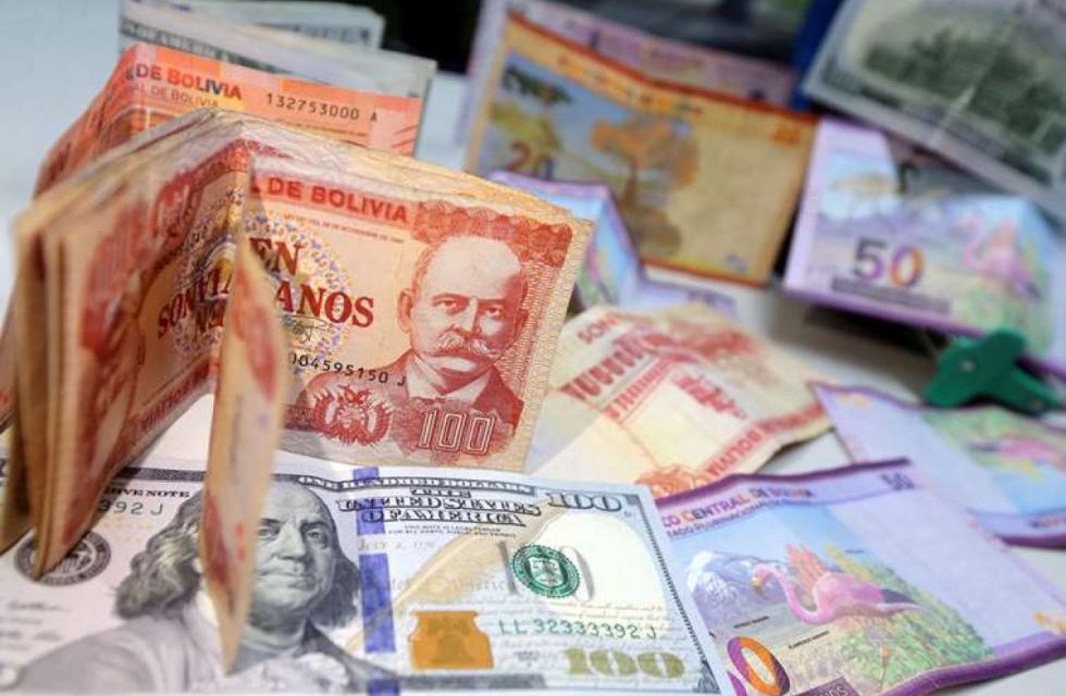 Bancos ofrecen devolver dólares en bolivianos, ahorristas ven pérdidas