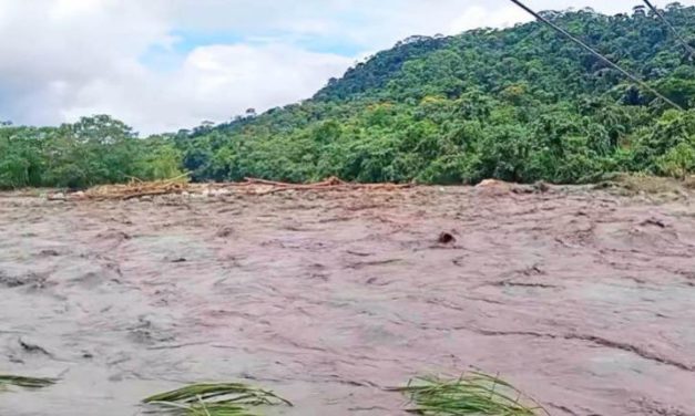 Desborde de ríos aísla a cinco sindicatos y evacuan a los afectados en Cochabamba