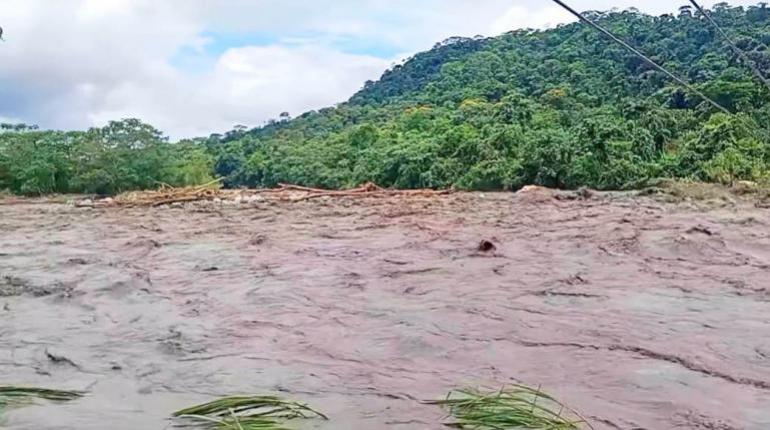 Desborde de ríos aísla a cinco sindicatos y evacuan a los afectados en Cochabamba