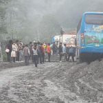 Ruta La Paz-Apolo intransitable, pasajeros deben jalar con cuerdas a los buses para pasar derrumbes