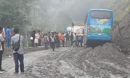 Ruta La Paz-Apolo intransitable, pasajeros deben jalar con cuerdas a los buses para pasar derrumbes