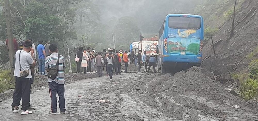 Ruta La Paz-Apolo intransitable, pasajeros deben jalar con cuerdas a los buses para pasar derrumbes