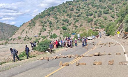 El bloqueo en la carretera Sucre-Santa Cruz persiste por demandas ambientales