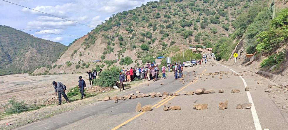 El bloqueo en la carretera Sucre-Santa Cruz persiste por demandas ambientales