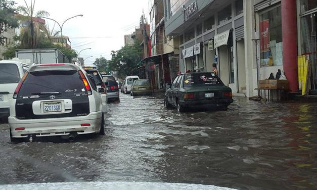 Cochabamba: Inundación pone nuevamente en apronte a los vecinos; colapsan alcantarillas y calles se vuelven ríos
