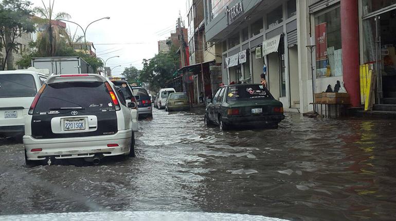 Cochabamba: Inundación pone nuevamente en apronte a los vecinos; colapsan alcantarillas y calles se vuelven ríos