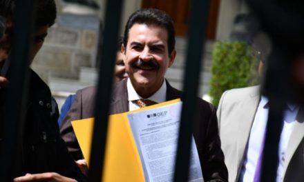 Manfred Reyes Villa será proclamado candidato este domingo y adelantó que no renunciará a la Alcaldía