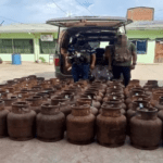 Encuentran taxi sin placas cargado con 81 garrafas de GLP en Guayaramerín