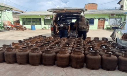 Encuentran taxi sin placas cargado con 81 garrafas de GLP en Guayaramerín